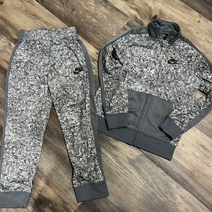 Boys Nike track suit. Size 6